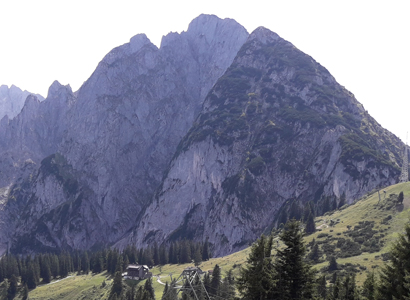 Im Hintergrund der Donnerkogel