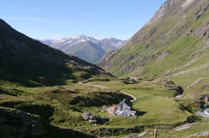 Johannishütte 2005 im Hintergrund die Lasöringgruppe