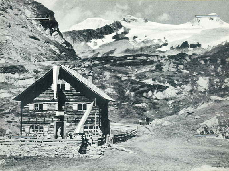 Johannishütte, geräumiger Zubau in Holzblockbauweise 1929/30 im Hintergrund der Großvenediger